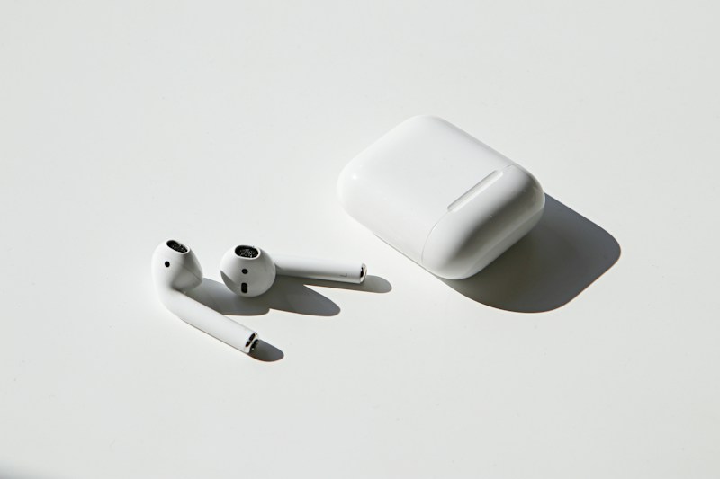 Apple AirPods Pro (Generasi Ke-2) dengan Bekas MagSafe USB-C (Cip H2 / ANC 2x / Audio Spatial)